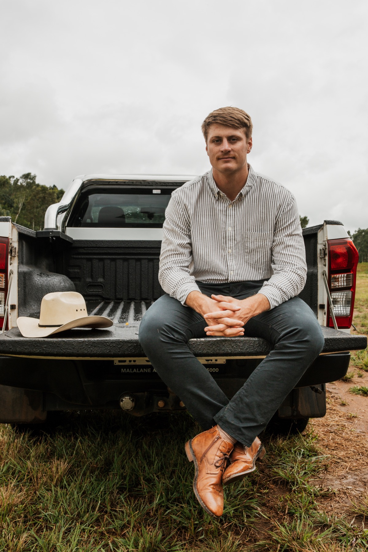 Maree sit op die agterklap van 'n bakkie